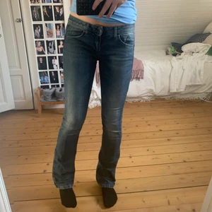 Lågmidjade bootcut jeans - Jättecoola lågmidjade bootcut jeans i en kall blå färg.🌟🌟Jeansen är från benetton. Säljer då jag tyvärr inte fått så mycket användning av dem. (Jag är 170 lång)