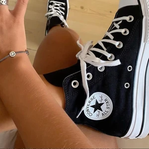 Converse chuck taylor  - Intressekoll på mina helt nya converse som är slutsålda nästan överallt. Dessa är i storlek 36,5 men passade mina fötter på längden (jag har 38 i vanliga fall) men var för smala för mina fötter och därför inte passade ändå, har väldigt breda fötter. De är alltså ungefär 1-1,5 storlekar större. Svarta och i modellen chuck taylor💗💗 köpte dessa för 950kr 