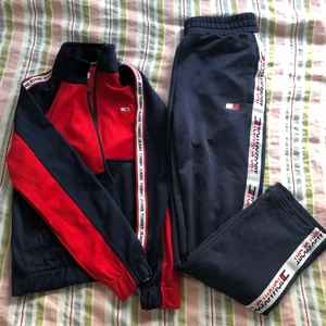 Tommy hilfiger set  - Storlek S på båda, nypris tröja: 1299kr nypris byxa: 899kr