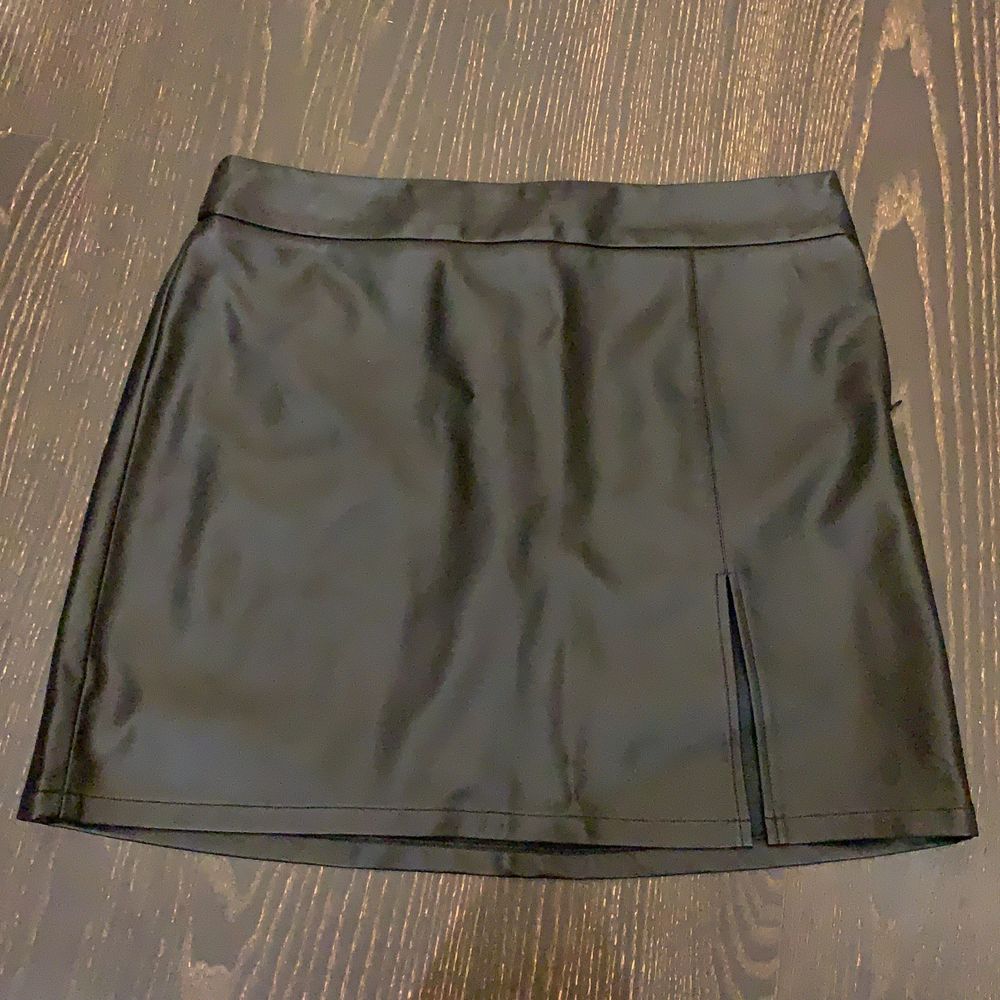Nly Trend ”PU split skirt” kjol | Plick Second Hand