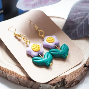 Purple daisy earrings  - Earrings made of polymer clay- light weight- colorful 