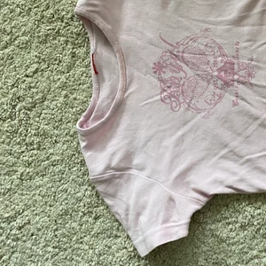 Babytee  - Så söt ljusrosa babytee med tennistryck från espirit💓 Jättesöt och stretchig så passar flera storlekar✨ Använd en gång 💘💘