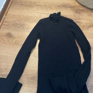 Stickad svart tröja  - Stickad svart tröja ifrån Gina tricot. Denna tröja har en tråd i nacken då det vart hål där.