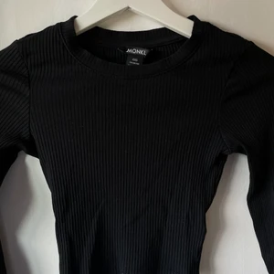 Långärmad t-shirt - En jättefin tröja från Monki som är perfekt nu till hösten🖤 Säljer den då storleken tyvärr inte passar längre. Den är i medelbra skick, säljs därför till ett billigt pris! Skriv till mig om ni är intresserade. Kom gärna med prisförslag!