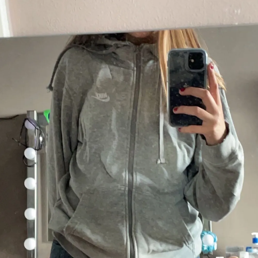 Skit snygg Nike zip up hoodie som tyvärr inye kommer till användning eftersom jag har en precis likadan!. Hoodies.