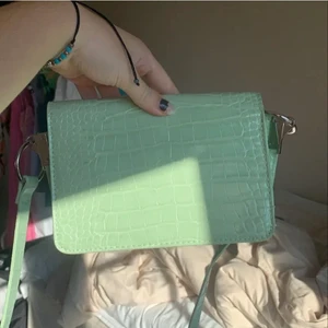 Ljus grön väska  - Säljer jätte fin ljus grön väska som kol aldrig till användning 💗(lånade bilder)
