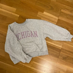 Tröja från Gina tricot  - Lägger upp igen pga att förra köparen drog sig ur! Säljer denna söta tröjan från Gina tricot då den inte kommer till användning längre☺️ Bud är bindande