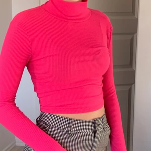 Rosa polo tröja  - En rosa tajt polo tröja som är från H&M