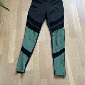 Träningstights - Träningstights, några sömmar har gått upp men det går att laga. Storlek M