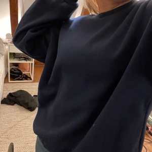 Basic mörkblå sweatshirt storlek L - Säljer en basic mörkblå sweatshirt! Den är ifrån SHEIN men har aldrig använt den endast provat. (Den är i bra kvalite) Storlek L och sitter oversized på mig som brukar ha storlek S/M i tröjor. Superfin tröja som man kan ha till så mycket. Säljer för att jag inte får plats med de i min garderob😃 priset kan diskuteras. Ansvarar inte för postens slarv eller frakt