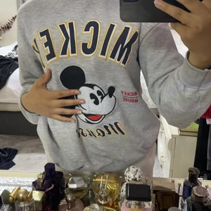 Så fin vintage sweatshirt - Så snygg med tryck. Har verkligen fått komplimanger av denna sweatshirt men har slutat använda den. Skit snygg och vintage.