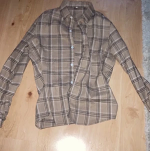 Skjorta overzised beige. - Hej säljer nu en overzise skjorta i färgen beige. Den är väldigt skön och fungerar bra att ha som en tunnare jacka över en tjocktröja tex. Den är i storleken m men är som sakt overzise. Den kommer inte till användning längre pågrund av att den är för liten.     Pris 75 kr!     Skriv gärna för intresse. 