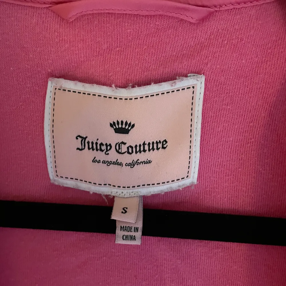 En söt morgonrock i knallrosa froté från Juicy Couture. Små hjärtformade fickor på båda sidor och ett band för att knyta åt i midjan. Köpt på Raglady på Frölunda Torg💗 Köparen står för frakt🥰. Övrigt.