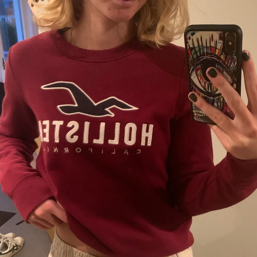 Vinröd sweatshirt från Hollister. Jätte mjuk och skön inuti! Renasar garderoben, kolla min andra annornser! . Tröjor & Koftor.