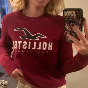 Vinröd sweatshirt från Hollister. Jätte mjuk och skön inuti! Renasar garderoben, kolla min andra annornser! 