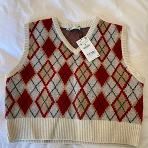 Stickad väst - Perfekt stickad väst inför hösten. Oanvänd och storlek M men passar mig som har S!💕nypris 360kr