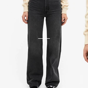 Yoko washed black jeans monki  - Snygga jeans från monki, Inget fel på dom utan dom har bara blivit försmå för mig. Storlek 25. Pris 200kr + frakt, nypris 400kr
