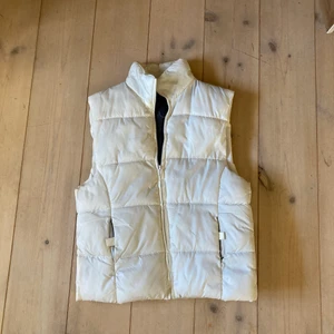 Väst  - 250 kr och då är frakten inkluderad