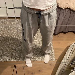 Mjukis byxor  - Jätte snygga mjukisbyxor från Champion. Med text på vänstra benet. Utränsning av garderob, kolla andra annonser! 