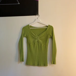 As najs tröja - Så fin och så najs passform men kommer tyvärr ej till användning 😔  den är stretchig MÅNGA INTRESSERADE SÅ DET BLIR BUDGIVNING 