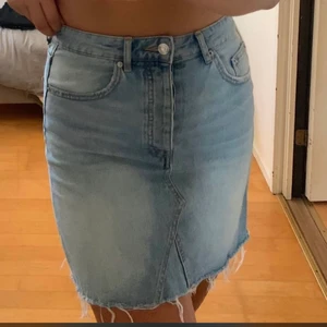 Jeans kjol  - Jätte fin, nästan oanvänd jeans kjol. Från GinaTricot  Storlek 38