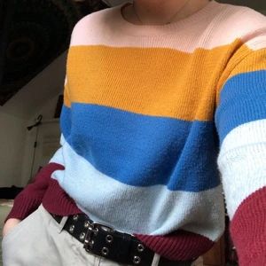 Randig stickad tröja - Supersöt stickad tröja från H&M i fina färger. Storlek XS men passar även S. Ganska tunt material, men mjuk och bekväm. Sparsamt använd och är i bra skick, frakt tillkommer<3