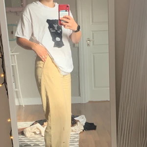 Tshirt - T-shirt som är köpt här på plick och målad av en tjej härifrån! Superfin men använder den för sällan så säljer därför.