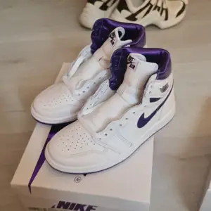 Säljer dessa super trendiga Jordan 1 high i White och Court Purple (DS) helt oanvända. Köpta på SNS, kommer med original lådan.