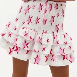 Loavies kjol storlek S - (Första bilden är lånad). Säljer denna fina kjol. Den har inte kommit något till användning. Den är alltså oanvänd. Den är i storlek S och hela kjolen är strechig. 150kr+frakt. Kom privat för mer information eller om några frågor.