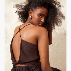 Brun linnetopp hm - Kort topp i linne från hm. Endast använd en gång. I storlek L men passar mig som har M perfekt!