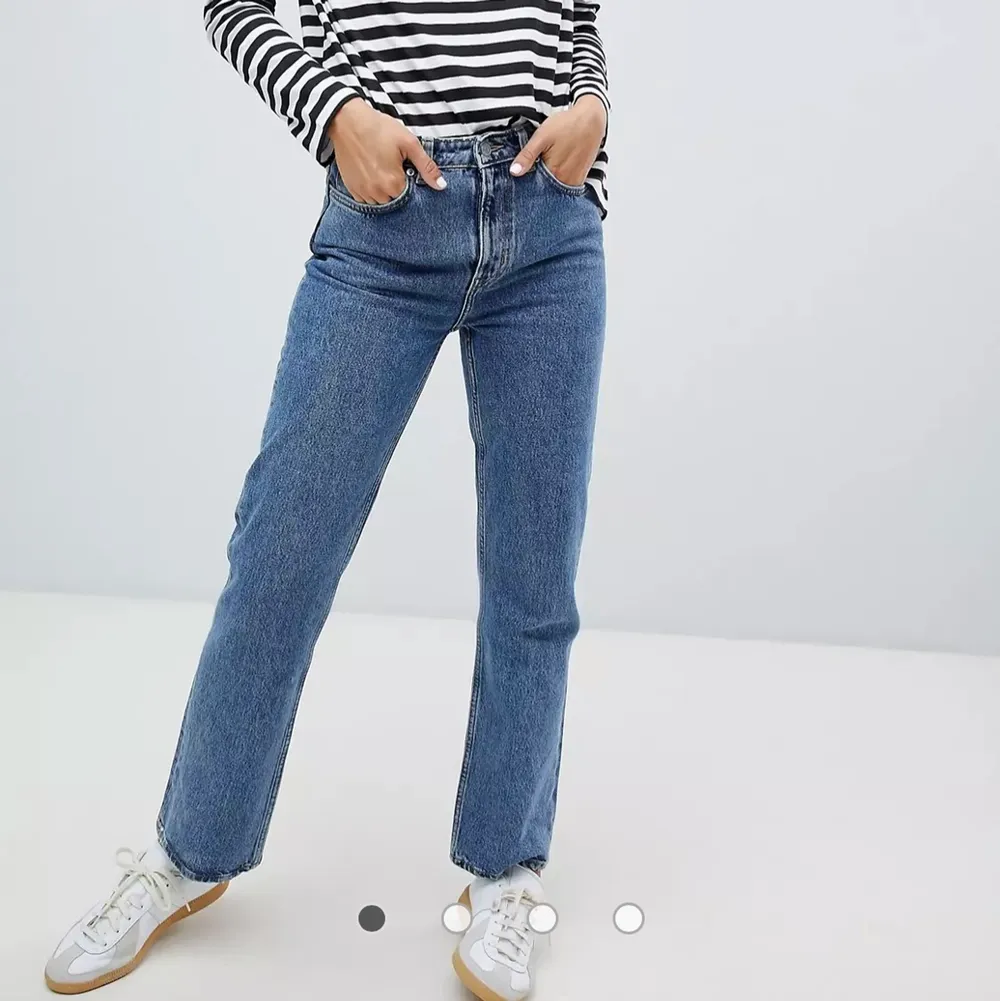 Säljer mörkblåa jättesnygga jeans från weekday i den populära modellen voyage!!🤩🤩🤩🤩 ÄLSKAR!!!! Säljer då jag råkade köpa 2 par. Köparen står för frakt . Jeans & Byxor.