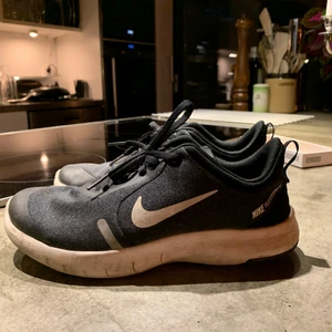 Nike skor - Dom är i jätte bra skick och skriv om ni vill ha fler bilder på skorna!😁