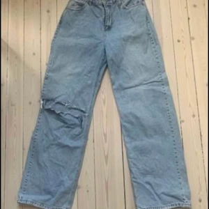 Jeans storlek 40 - Ganska stort hål på ena knät, orginal.