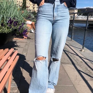 jeans zara - säljer dom här ljusblå jensen med snygga hål i som är perfekta för någon som är lång men går såklart att klippa av nertill!❤️ kontakta mig privat vid frågor