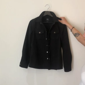 Höstjacka ifrån vero Moda  - En svart höstjacka från vero Moda, ord pris 500.