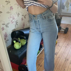 Levis jeans  - Sitter jätte bra om man är lite kortare tyvvär är dem förmå för mig i längden❤️jag är 1,58 cm lång