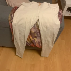 Freddy wr up - Säljer super fina freddy wr up stl S men passar även medium. Inga synliga täcken på användning då dom nästan aldrig är använda🥰 pris kan disuteras vid snabb affär!! Nypris 1099