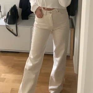 Jeans  - Beige färgade jeans i nyskick, bara änvänt få tal gånger. Tyvärr försmå för mig. Köpte för 600 på bikbok och säljer för 150 kr. Köparen står för frakten. 