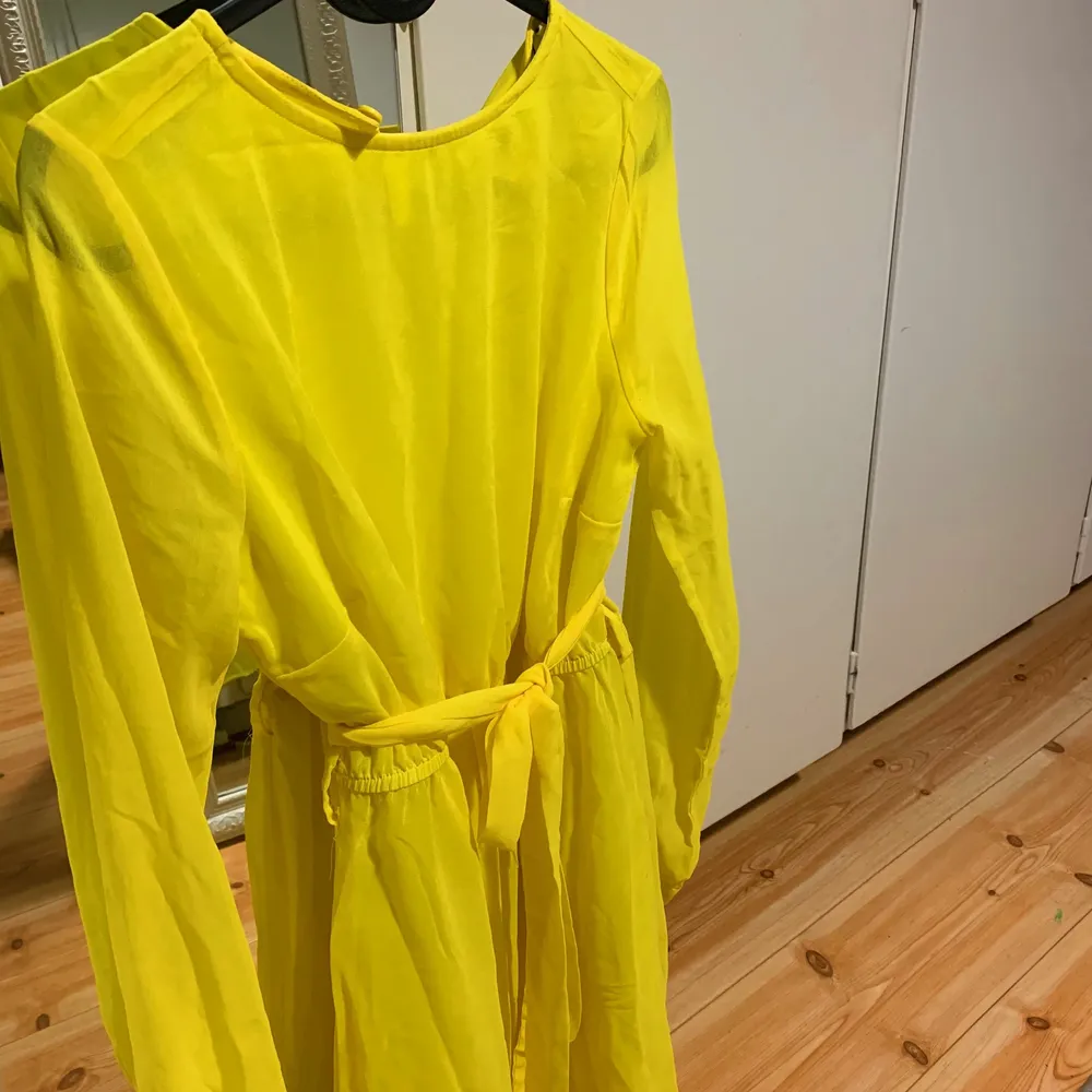 En fin gul klänning med bälte i likadant tyg. Klänningar.