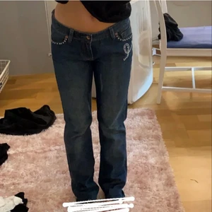 low waist jeans - säljer dessa super fina jeansen då de tyvärr är lite för små för mig. köptes här från plick! super fint skick . Kan mötas upp annars betalar köparen för frakt❤️
