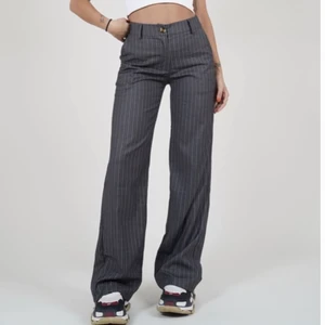 Kostymbyxor  - Gråa kostymbyxor med kritstreck från Venderbys. Storlek M. Aldrig använda. Köpta för 600 kr. 80 cm innerben. 75 cm i midjan.