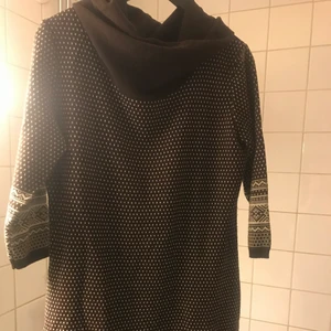 Stickad klänning  - En skön stickad klänning i brun ton passande kommande kalla höst och vinterdagar. Den är från Anna Field och köpt på tradera men aldrig använd!