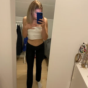 Svarta träningsthights - Svarta träningsthights utsvävngda. Storlek L. 50kr+frakt 