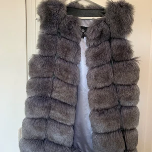 Fake päls väst, grå!  - Säljer min fina pälsväst i fejkad päls från Chelsea använd Max 5 gg dvs som ny den passar en XS-S och M, den har även fickor 