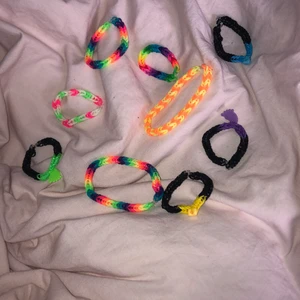Armband & halsband - Jag gör armband och halsband hemma själv med loombands. Jag gör i många storlekar och i olika färger. Kan även fås med pärlor😁