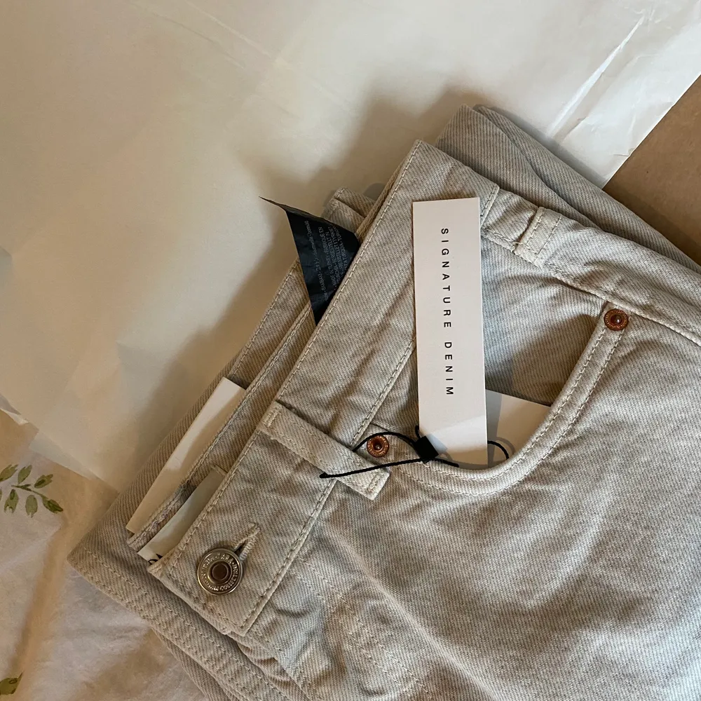 Slutsålda Zara jeans helt nya med prislappen kvar. Köparen står för frakt. Buda eller köp direkt för 600kr inklusive frakten. Jeans & Byxor.