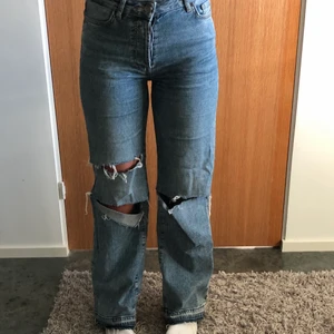 Jeans - Högmidjade jeans men egen klippta hål. Jätte fina och väldigt skönt material. Dom är stretchiga. Gillar inte högmidjade jeans längre så bara därför jag säljer. Jag är 161 och ni ser på sista bilden hur långa dom är på mig. 
