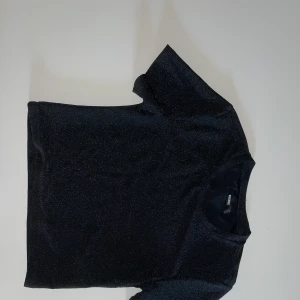 Glittrig svart oanvänd top bikbok s - Säljer en svart glittrig oanvänd top för 60 kr i storlek s 