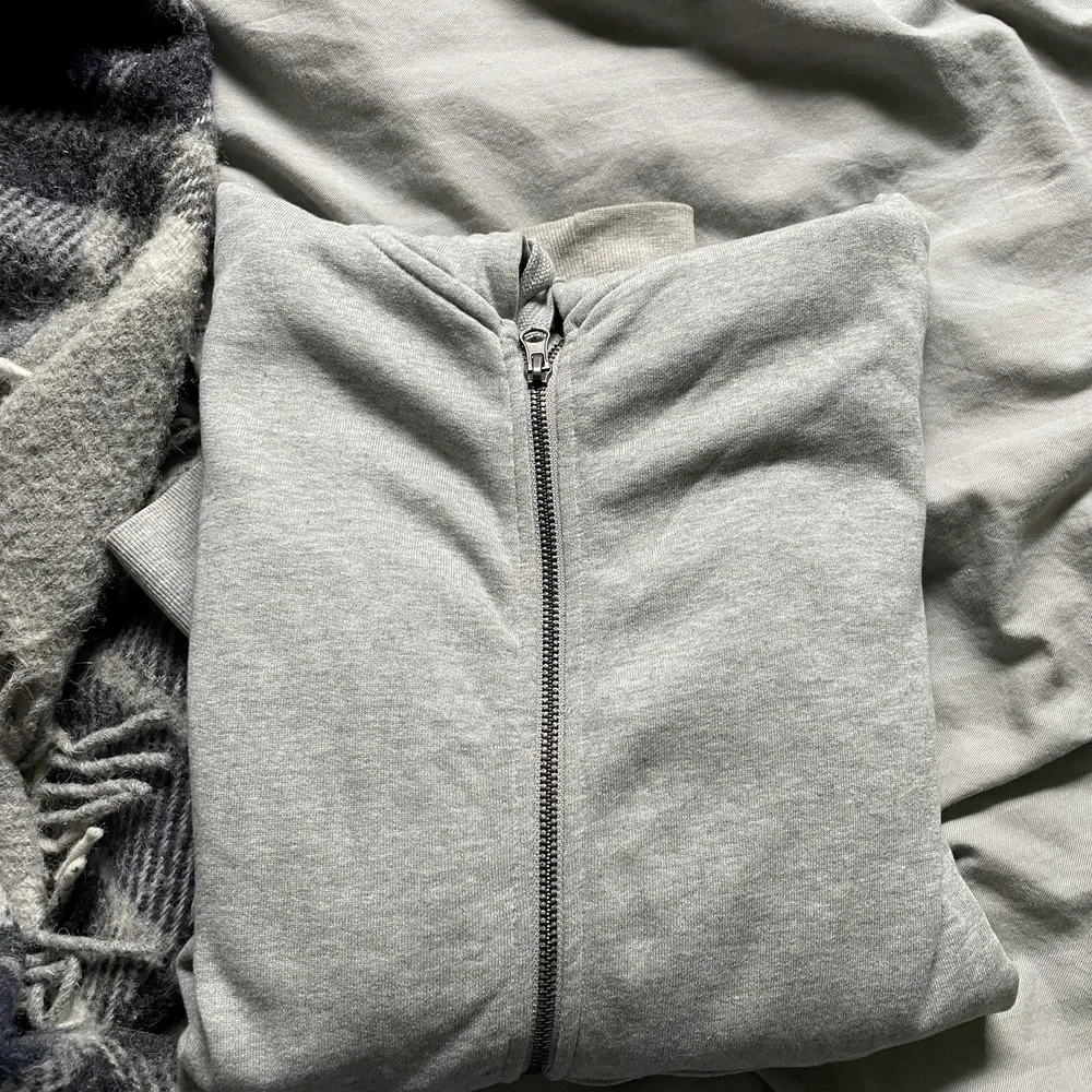 Superfin zipup hoodie, säljer pga att jag redan har en likadan. Supermysigt material och har använts fåtal gånger. Köparen står för frakten💓. Hoodies.