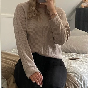 Beige sweatshirt  - Beige sweatshirt med ”mönster”. Storlek L men passar även mig som har S/M. Köpare står för frakt 📦